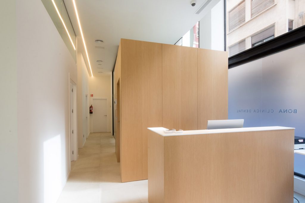 Clinica dental Bona Arze interiorismo Alicante proyecto recepcion arquitectura